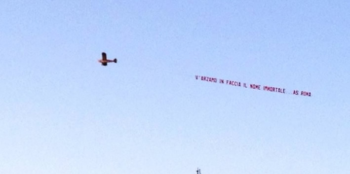 aereo-roma-striscione