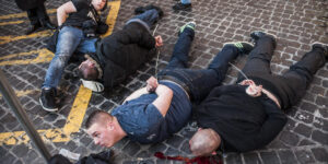 La Polizia carica i tifosi del Feyenoord