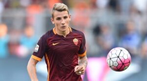 Roma's defender from France Lucas Digne eyes the ball during the Italian Serie A football match AS Roma vs Juventus on August 30, 2015 at the Olympic stadium in Rome. AFP PHOTO / ALBERTO PIZZOLI (Photo credit should read ALBERTO PIZZOLI/AFP/Getty Images)