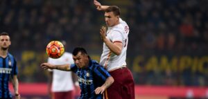 MILAN, ITALY - OCTOBER 31: Gary Medel of FC Internazionale (L) and Edin Dzeko of AS Roma compete for the ball during the Serie A match between FC Internazionale Milano and AS Roma at Stadio Giuseppe Meazza on October 31, 2015 in Milan, Italy. (Photo by Claudio Villa - Inter/Inter via Getty Images)