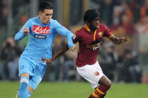 ROME, ITALY - OCTOBER 18: Jose' Callejon (L) of SSC Napoli competes for the ball with Gervinho of AS Roma during the Serie A match between AS Roma and SSC Napoli at Stadio Olimpico on October 18, 2013 in Rome, Italy. (Photo by Paolo Bruno/Getty Images)