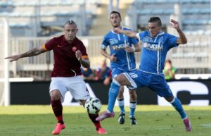 EMPOLI, ITALY - SEPTEMBER 13: Simone Verdi of Empoli Fc battles for the ball with Radja Nainngolan of AS Roma during the Serie A match between Empoli FC and AS Roma at Stadio Carlo Castellani on September 13, 2014 in Empoli, Italy. (Photo by Gabriele Maltinti/Getty Images)