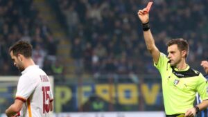 Referee Nicola Rizzoli shows the red card to Roma's Miralem Pjanic in action during the Italian Serie A soccer match FC Inter vs AS Roma at Giuseppe Meazza stadium in Milan, Italy, 31 October 2015. ANSA/MATTEO BAZZI