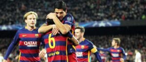 epa05040289 FC Barcelona's Uruguayan striker Luis Suarez (up C) celebrates with his Brazilian teammate Dani Alves (2-L) after scoring the opening goal during the UEFA Champions Leage Group E soccer match between FC Barcelona and AS Roma at Camp Nou in Barcelona, Spain, 24 November 2015. EPA/TONI ALBIR