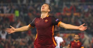 ROME, ITALY - NOVEMBER 04: Edin Dzeko of AS Roma celebrates after scoring the team's second goal during the UEFA Champions League Group E match between AS Roma and Bayer 04 Leverkusen at Olimpico Stadium on November 4, 2015 in Rome, Italy. (Photo by Paolo Bruno/Getty Images)
