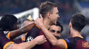 AS Roma's Edin Dzeko (C) celebrates with his teammates after scoring the 2-0 goal during the UEFA Champions League group E soccer match between AS Roma and Bayer Leverkusen at the Olimpico stadium in Rome, Italy, 04 November 2015. ANSA/ETTORE FERRARI