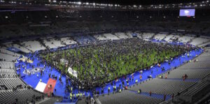 Tifosi sul campo da gioco dello Stade de France, Parigi, 13 novembre 2015. (FRANCK FIFE/AFP/Getty Images)