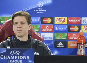 ROME, ITALY - NOVEMBER 03: Player of AS Roma Wojciech Szczesny (L) and coach Rudi Garcia attend a press conference on November 3, 2015 in Rome, Italy. (Photo by Luciano Rossi/AS Roma via Getty Images)