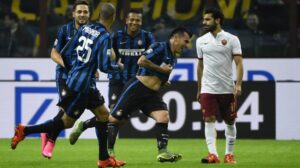 Inter Milan's Chilean midfielder Gary Medel (C) celebrates after scoring during the Italian Serie A football match Inter Milan versus AS Roma on October 31, 2015 at the San Siro Stadium in Milan. AFP PHOTO / OLIVIER MORIN (Photo credit should read OLIVIER MORIN/AFP/Getty Images)