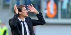 Roma's coach Rudi Garcia gestures during the Italian Serie A soccer match AS Roma vs SS Lazio at Olimpico stadium in Rome, Italy, 08 November 2015. ANSA/ALESSANDRO DI MEO