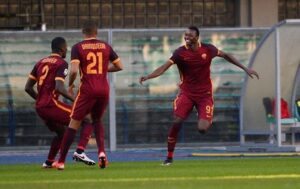 WCENTER 0XQBAGPHFE Roma's Umar Sadiq (R) jubilates with his teammates after scoring the goal during the Italian Serie A soccer match AC Chievo Verona vs AS Roma at Bentegodi stadium in Verona, Italy, 06 January 2016. ANSA/FILIPPO VENEZIA