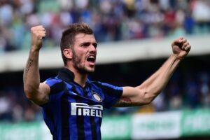 Inter Milan's Italian defender Davide Santon celebrates at the end of the Serie A football match between Chievo Verona and Inter Milan at the Bentegodi Stadium in Verona on September 20, 2015. AFP PHOTO / GIUSEPPE CACACE