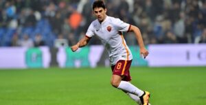 Roma's midfielder from Argentina Diego Perotti eyes the ball during the Italian Serie A football match between Sassuolo and AS Roma at "Mapei Stadium" in Reggio Emilia on February 2, 2016. AFP PHOTO / GIUSEPPE CACACE / AFP / GIUSEPPE CACACE (Photo credit should read GIUSEPPE CACACE/AFP/Getty Images)