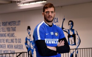 COMO, ITALY - DECEMBER 08: Davide Santon looks on during the FC Internazionale training session at the club's training ground at Appiano Gentile on December 08, 2015 in Como, Italy. (Photo by Claudio Villa - Inter/Inter via Getty Images)