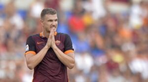 Foto LaPresse - Daniele Badolato 30/08/2015 Roma ( Italia) Sport Calcio Roma - Juventus Campionato di Calcio Serie A TIM 2015 2016 - Stadio "Olimpico" Nella foto: Edin Dzeko Photo LaPresse - Daniele Badolato 30 August 2015 Roma ( Italy) Sport Soccer Roma - Juventus Italian Football Championship League A TIM 2015 2016 - "Olimpico" Stadium In the pic: Edin Dzeko