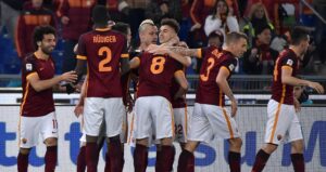 AS Roma's Mohamed Salah (L) celebrates with his teammates after scoring the 2-0 goal during the Italian Serie A soccer match between AS Roma and ACF Fiorentina at the Olimpico stadium in Rome, Italy, 04 March 2016. ANSA/ETTORE FERRARI