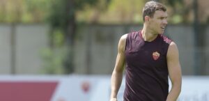 ROME, ITALY - AUGUST 11: AS Roma new signing Edin Dzeko takes part in a training session on August 11, 2015 in Rome, Italy. (Photo by Luciano Rossi/AS Roma via Getty Images)