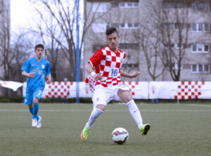 Zagreb, 02.03.2015 - U Zagrebu se od 2. do 5. oujka odrava Uefin razvojni turnir za nogometae do 16 godina starosti. Na turniru sudjeluju: Slovenija, Srbija, kotska i Hrvatska. Na slici Hrvoje Iliæ (HRV), Adis Hodiæ (SLO). foto HINA/ i