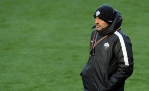 Roma's coach Luciano Spalletti stands during a training session on March 7, 2016 at Santiago Bernabeu stadium in Madrid on the eve of their UEFA Champions League football match Real Madrid CF vs AS Roma. / AFP / JAVIER SORIANO (Photo credit should read JAVIER SORIANO/AFP/Getty Images)