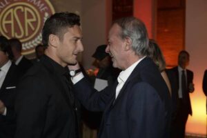 Il direttore sportivo della Roma, Walter Sabatini, parla con il capitano Francesco Totti durante la cena di Natale organizzata dalla squadra giallorossa, Roma, 09 dicembre 2013. ANSA/LUCIANO ROSSI/AS ROMA