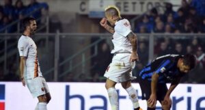 Roma's midfielder from Belgium Radja Nianggolan (C) celebrates after scoring during the Italian Serie A football match Atalanta vs AS Roma on November 22, 2014 at the Atleti Azzurri d'Italia Stadium in Bergamo. AFP PHOTO / OLIVIER MORIN