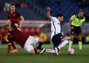 Roma's midfielder from Italy Daniele De Rossi (L) fights for the ball with Bologna's forward Sergio Floccari during the Italian Serie A football match Roma vs Bologna on April 11, 2016 at Olympic stadium in Rome. / AFP / ALBERTO PIZZOLI (Photo credit should read ALBERTO PIZZOLI/AFP/Getty Images)