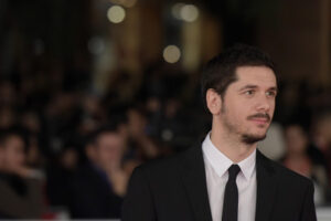 (KIKA) - ROMA - Alla vigilia nessuno si sarebbe mai immaginato un successo del genere. Sì, perché Lo Chiamavano Jeeg Robot, il film di Gabriele Mainetti con il quale l'Italia ha debuttato al Festival del Cinema di Roma ha ricevuto una vera e propria ovazione dal pubblico presente in sala.Enzo Ceccotti, interpretato dall'ottimo Claudio Santamaria, è un ladro che vive di espedienti. Un giorno però, mentre fugge dalla polizia, finisce nelle acque del Tevere dove ingurgita una strana melma marrone. Questa melma lo trasformerà in un energumeno dalla forza sovrumana.GUARDA ANCHE: Festival del Cinema di Roma: accidenti allo spacco!Possiamo dirlo: i film di supereroi si possono fare anche in Italia e, a quanto pare, riescono molto bene.