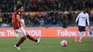 Roma's Mohamed Salah (L) scores the goal during the Italian Serie A soccer match AS Roma vs Bologna FC at Olimpico stadium in Rome, Italy, 11 April 2016. ANSA/ALESSANDRO DI MEO