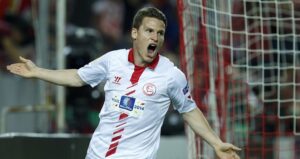 Partido de vuelta de cuartos de la Europa League entre el Sevilla y el Oporto. En la imagen, celebración de Gameiro tras marcar el cuarto gol para el Sevilla. Second leg quarters final of Europa League match between Sevilla and Oporto. In this picture, Gameiro celebrates after scoring the fourth goal for Sevilla.