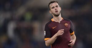 Foto Alfredo Falcone - LaPresse 30/01/2016 Roma ( Italia) Sport Calcio Roma - Frosinone Campionato di Calcio Serie A Tim 2015 2016 - Stadio Olimpico di Roma Nella foto:esultanza pjanic Photo Alfredo Falcone - LaPresse 30/01/2016 Roma (Italy) Sport Soccer Roma - Frosinone Italian Football Championship League A Tim 2015 2016 - Olimpico Stadium of Roma In the pic:pjanic celebrates