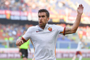 GENOA, ITALY - MAY 02: AS Roma player Kevin Strootman during the Serie A match between Genoa CFC and AS Roma at Stadio Luigi Ferraris on May 2, 2016 in Genoa, Italy. (Photo by Luciano Rossi/AS Roma via Getty Images)
