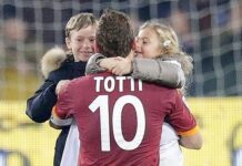 Totti abbraccia i figli e si commuove  (VIDEO)