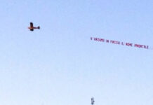 Aeroplano sopra l’Olimpico: “V’arzamo in faccia il nome immortale…As Roma” (FOTO)