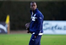 Insulti a Balotelli: ”Negro di mer…”. Lui: ”Certe cose succedono solo a Roma e Firenze”