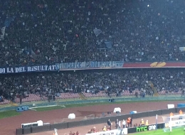 striscione-napoli-strootman