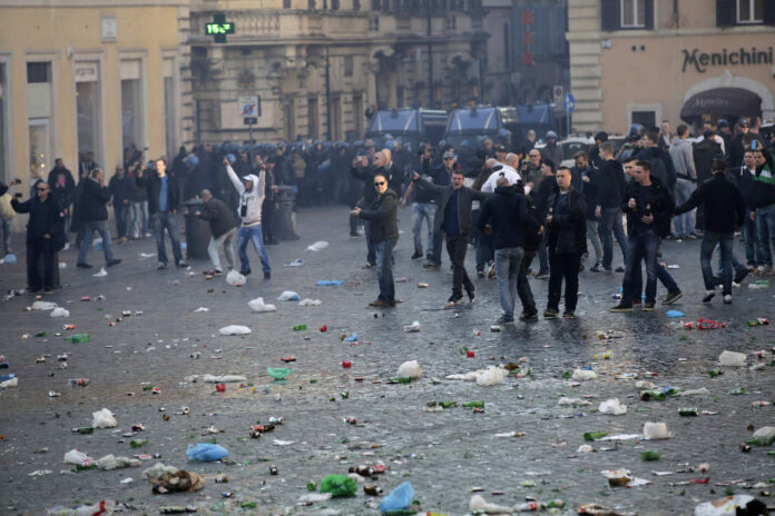 Europa League, tifosi del Feyenoord invadono Piazza di Spagna