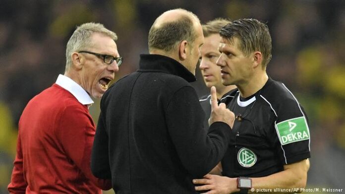 arbitro proteste
