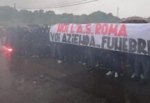 Trigoria, contestazione contro la dirigenza: “AS Azienda, oggi chiariamo questa faccenda!”. De Rossi, Ranieri e Massara fuori dai cancelli per un confronto (FOTO)