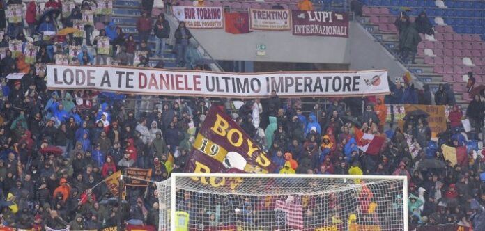 striscione de rossi