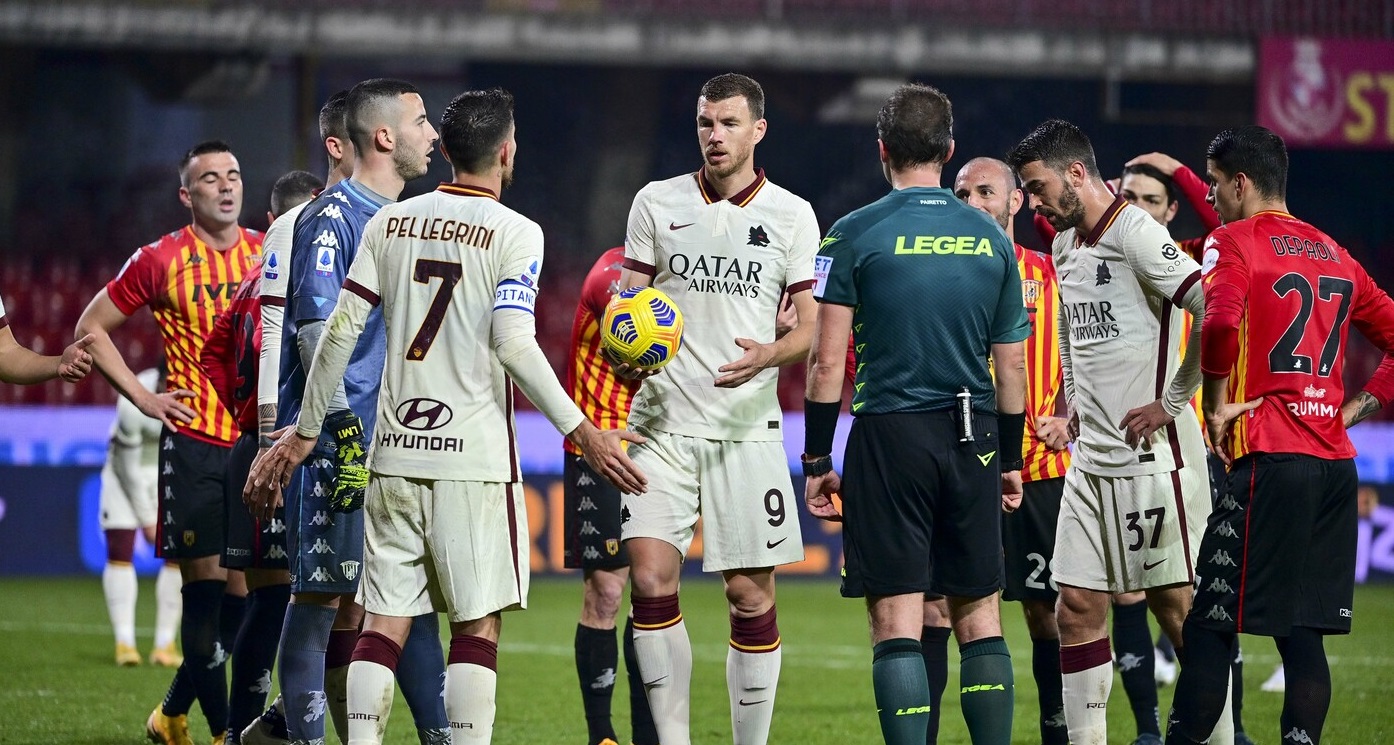 palla-a-barba-benevento-roma-pairetto Finale thriller al 95': il VAR però cancella il rigore assegnato