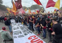 I tifosi caricano la Roma fuori Trigoria, la squadra ringrazia. Fumogeni e cori: “Odio Manchester” (FOTO – VIDEO)