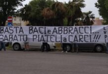 Roma, la Sud avverte la squadra in vista del derby: “Basta baci e abbracci, prendeteli a calci” (FOTO)