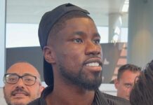 Danso è atterrato a Roma: una trentina di tifosi ad accoglierlo a Ciampino. Ora visite mediche, poi le firme (FOTO – VIDEO)