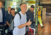 LIVE! Saelemaekers è atterrato a Fiumicino. Il giocatore ai cronisti: “Forza Roma!”. Ora visite mediche e firma (VIDEO)