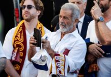 Mel Gibson tifoso a sorpresa all’Olimpico. Gasp: “Un portafortuna, lo inviteremo spesso”