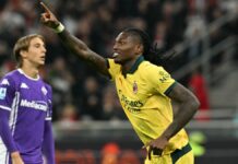 SERIE A – Il Milan rimonta la Fiorentina (2-1) e si prende la vetta. La Lazio si salva a Bergamo (0-0) grazie a Provedel. Il Como fa male alla Juve (2-0)