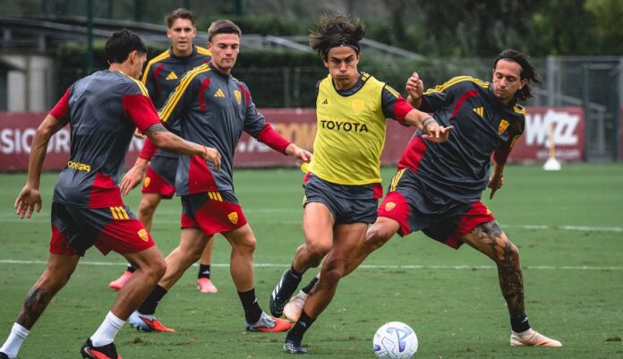 dybala allenamento paulo dybala dribbla durante un allenamento a trigoria